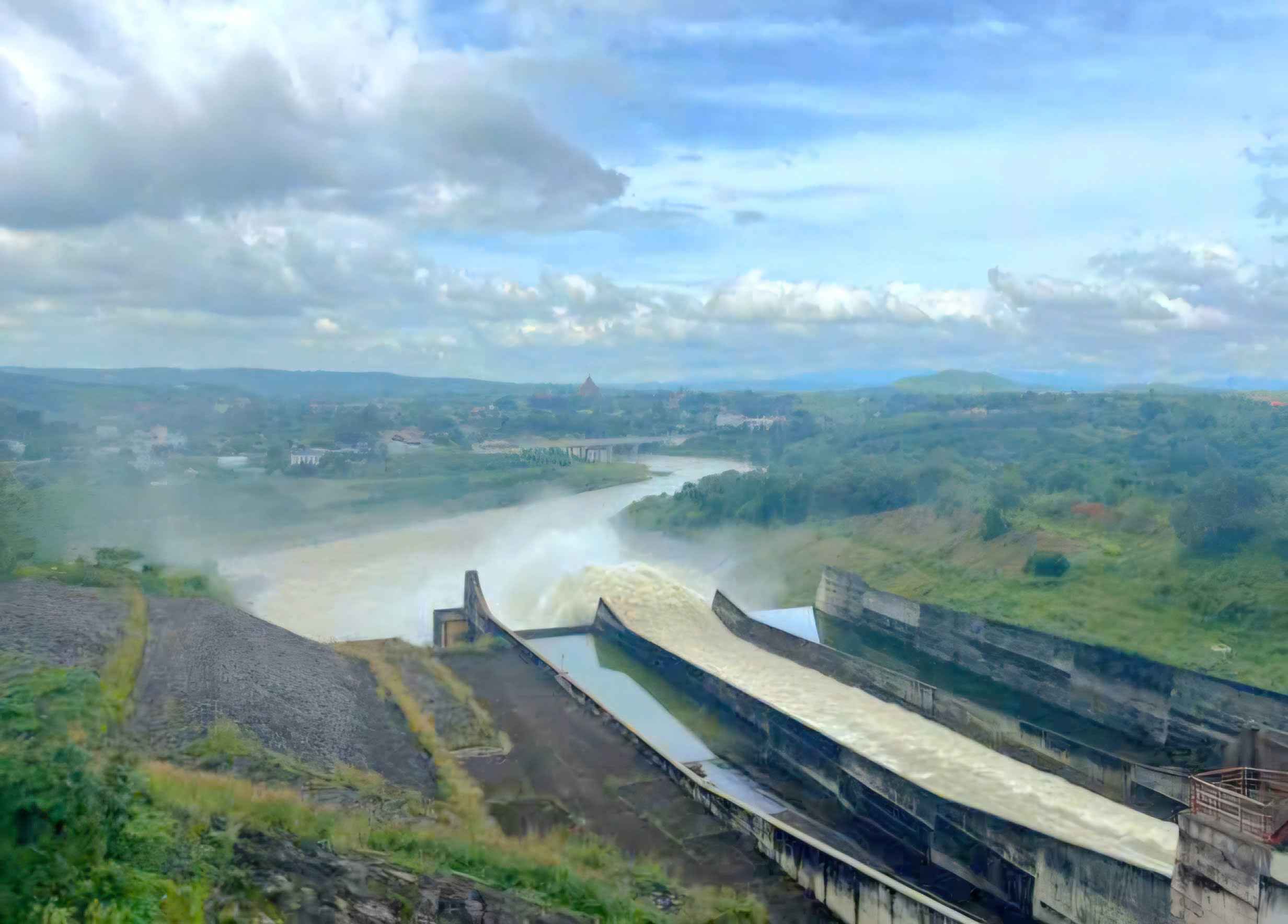 Thuy dien Dai Ninh xa dieu tiet qua dap tran dam bao an toan cho vung ha du. Anh: Phuc Khanh