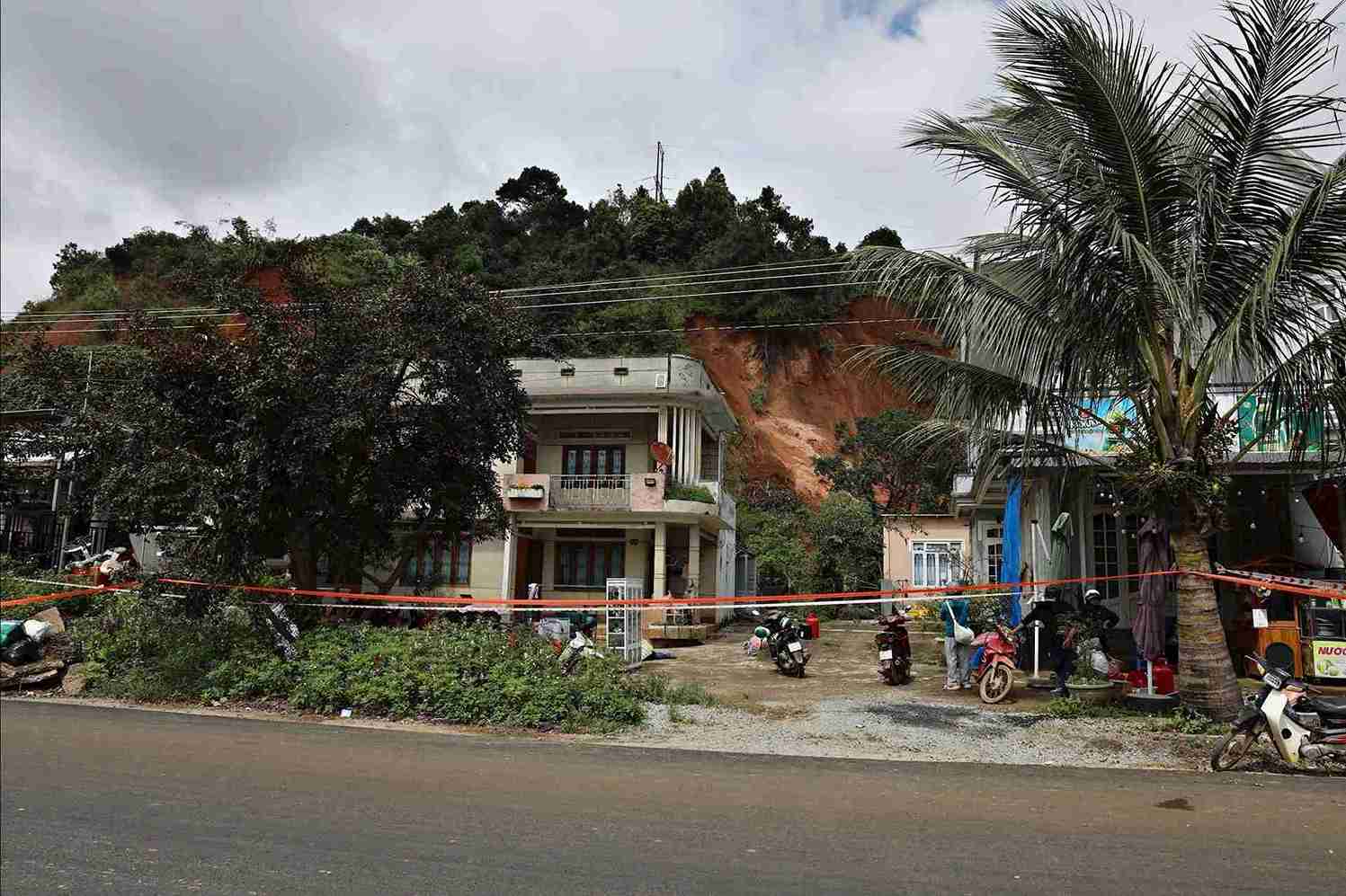 Lam Dong invita a expertos a inspeccionar la colina donde aparecen grietas de cientos de metros de largo. Foto: Phuc Khanh