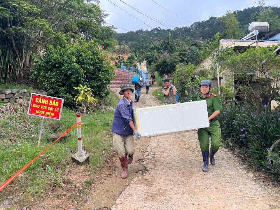 Luc luong chuc nang giup nguoi dan so tan den noi an toan. Anh: Phuc Khanh