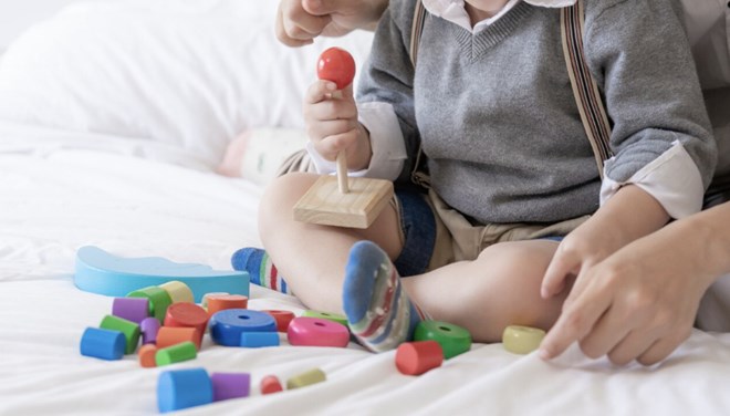 부모는 매일 경청하고 적극적으로 눈을 맞추고 몇 분 동안 소통하는 방법을 배워 아이가 감정적으로 건강하게 발달하도록 돕습니다. 사진: Thuy Duong