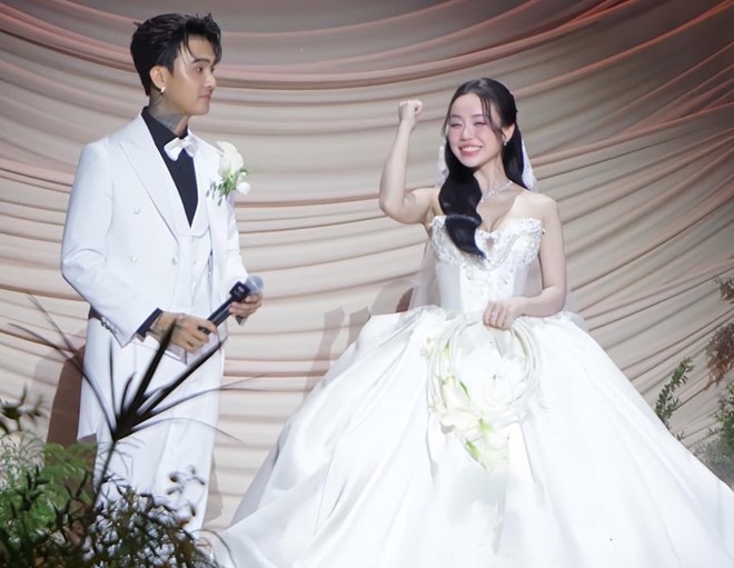 Dat G va Cindy Lu trong tiec cuoi. Anh: Nghe si cung cap.