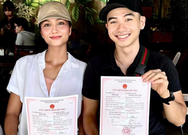 Hoa hau H'Hen Nie va chong. Anh: Nhan vat cung cap.