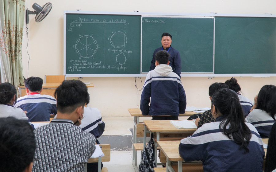 Mr. Nguyen Van Thanh has been teaching on a contract at Nghi Thuy Secondary School (Cua Lo Ward, Nghe An) for more than 20 years and has not been recruited into the payroll. Photo: Ho Lai