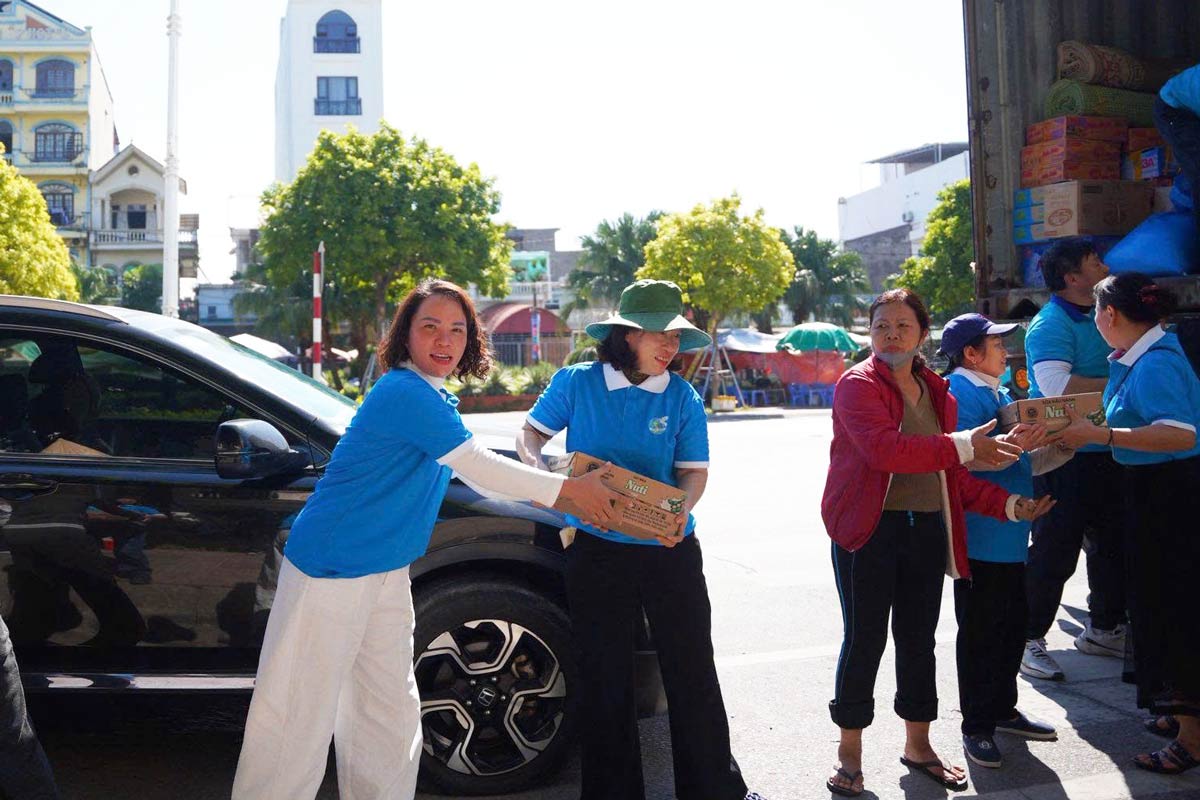 Cac thanh vien CLB Thien nguyen nhan ai Mong Cai chuyen hang hoa len xe. Anh: Doan Hung