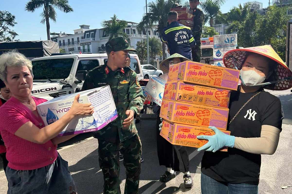 Hang hoa cua nguoi dan, to chuc duoc gui va tap ket tai tru so Uy ban MTTQ tinh de chuyen toi tinh Lam Dong. Anh: Doan Hung