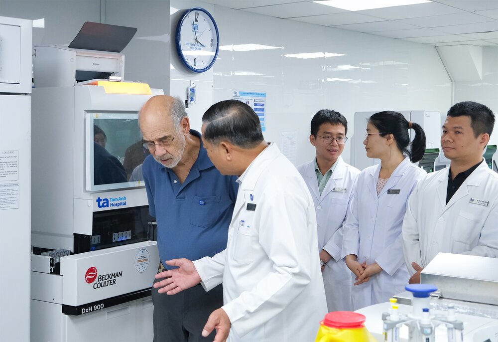 Giao su Harry B. Greenberg, “cha de” cua vac xin Rota the he dau tien, Co van Vien Nghien cuu Vi sinh va Chong dich Stanford (ao xanh) truc tiep tham va lam viec tai Trung tam Xet nghiem dat chuan ISO 15189:2012 tai BVDK Tam Anh TP.HCM tu thang 12/2023. Anh: BVDK Tam Anh 