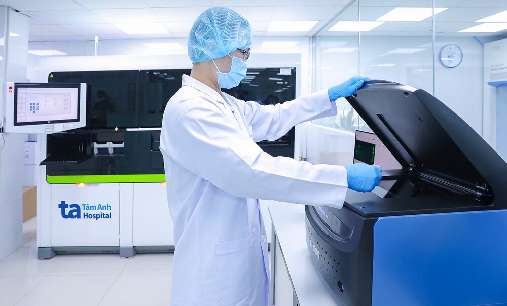 Ky thuat vien Trung tam Xet nghiem, BVDK Tam Anh thao tac tren he thong LI-COR Odyssey DLx (My) - thiet bi phan tich huynh quang ky thuat so hoa ung dung doc ket qua trong xet nghiem xac dinh khang the virus viem gan D. Anh: BVDK Tam Anh 