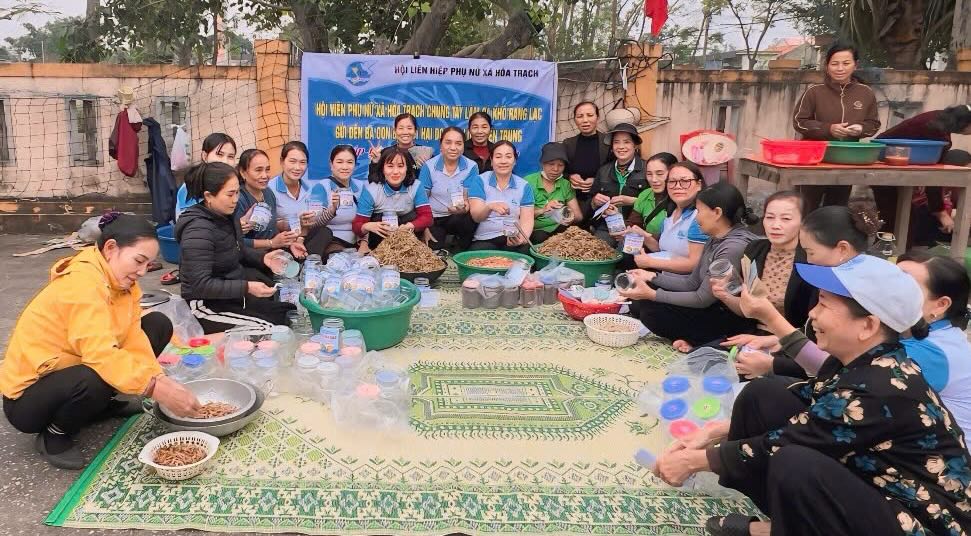 550 boxes of dried fish with peanuts were sent to people affected by floods. Photo: Nguyen Hoai