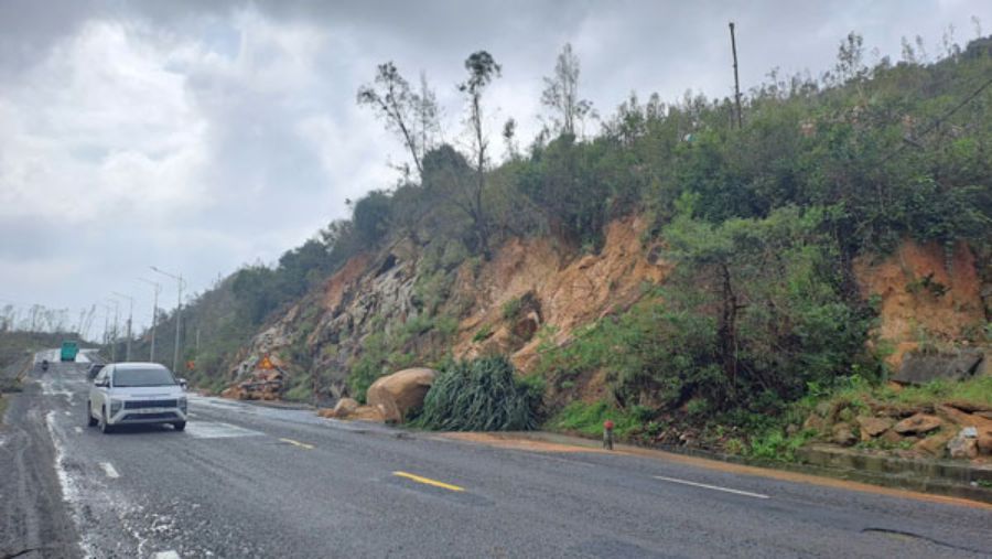 Song Cau 町(旧)を通過する峠道は、豪雨と洪水により地滑りが発生しており、交通安全の喪失の危険性が潜んでいます。写真:ホアイ・ルアン