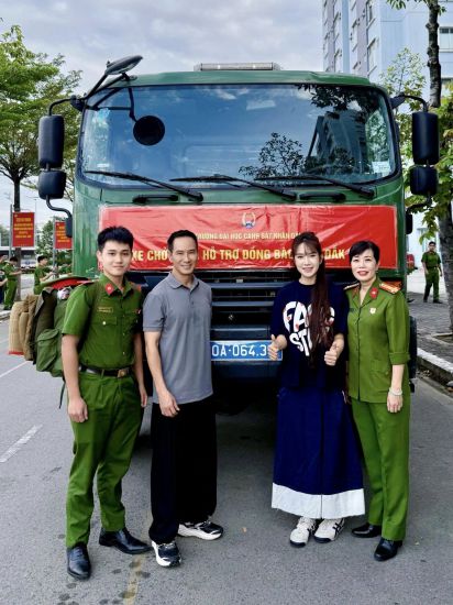 Vo chong Ly Hai - Minh Ha gop suc cho ba con vung lu. Anh: Nghe si cung cap