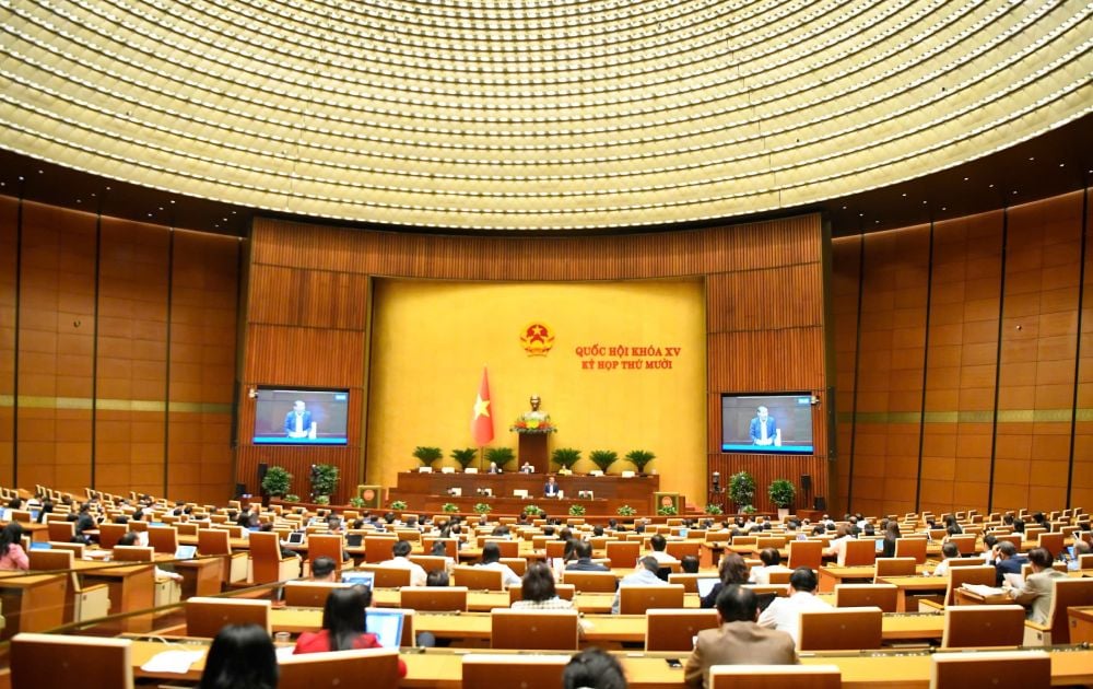 グエン・ヴァン・フン文化スポーツ観光大臣が、11月24日午後の会合終盤に報道法改正案について国会議員の意見を説明する演説。写真:チャン・フアン