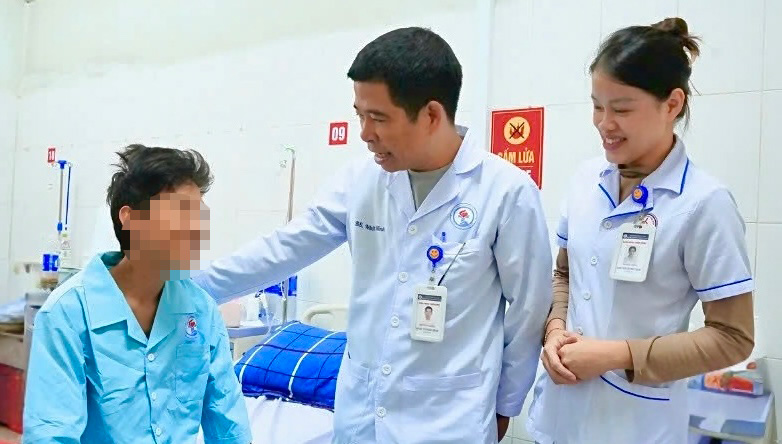 Patient Ho Van H.R (left photo) recovered after undergoing 3 surgeries. Photo: Quang Tri General Hospital