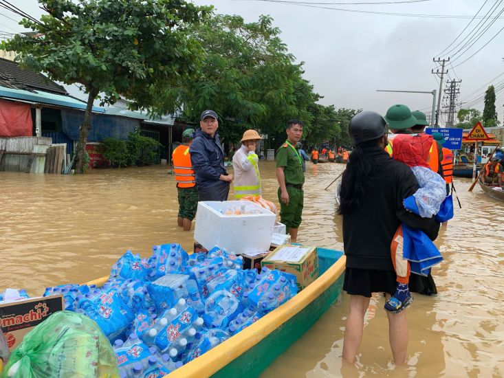 Las zonas afectadas por desastres naturales tienen fuentes de agua limpia en el lugar por lo que cuando ocurren inundaciones y deslizamientos de tierra es necesario reabastecer cada botella de agua. Foto: Thu Giang - Nguyen Hoang