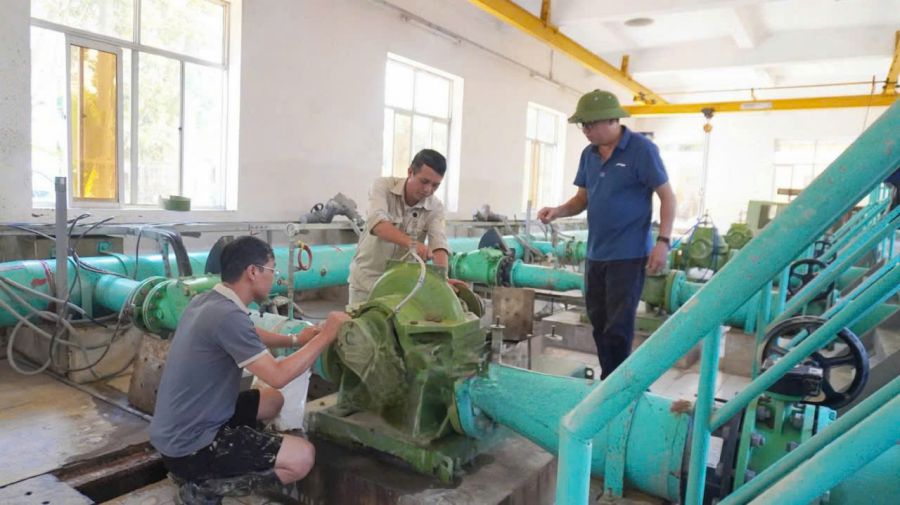 Cong ty CP nuoc sach Thai Nguyen sua chua may moc de cung cap nuoc sinh hoat cho nguoi dan. Anh: Phung Minh