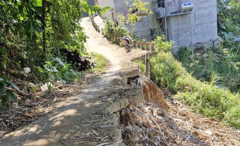 Đoạn đường bị sạt lở nghiêm trọng, gây khó khăn cho đời sống bản đồng bào vùng cao. Ảnh: Xuân Hùng