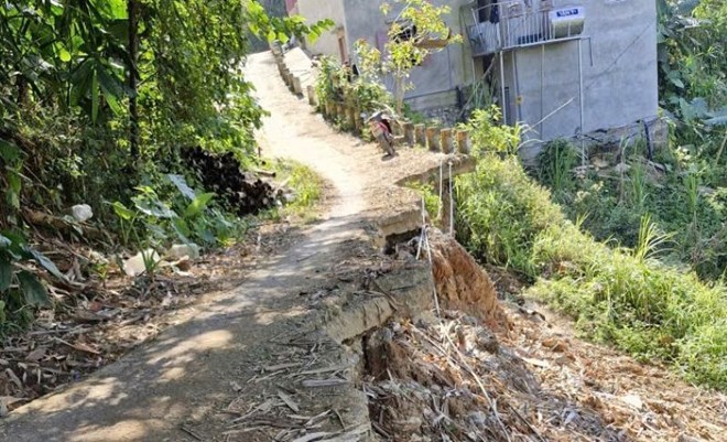Một bản vùng cao Thanh Hóa từng ngày trông chờ được sửa đường