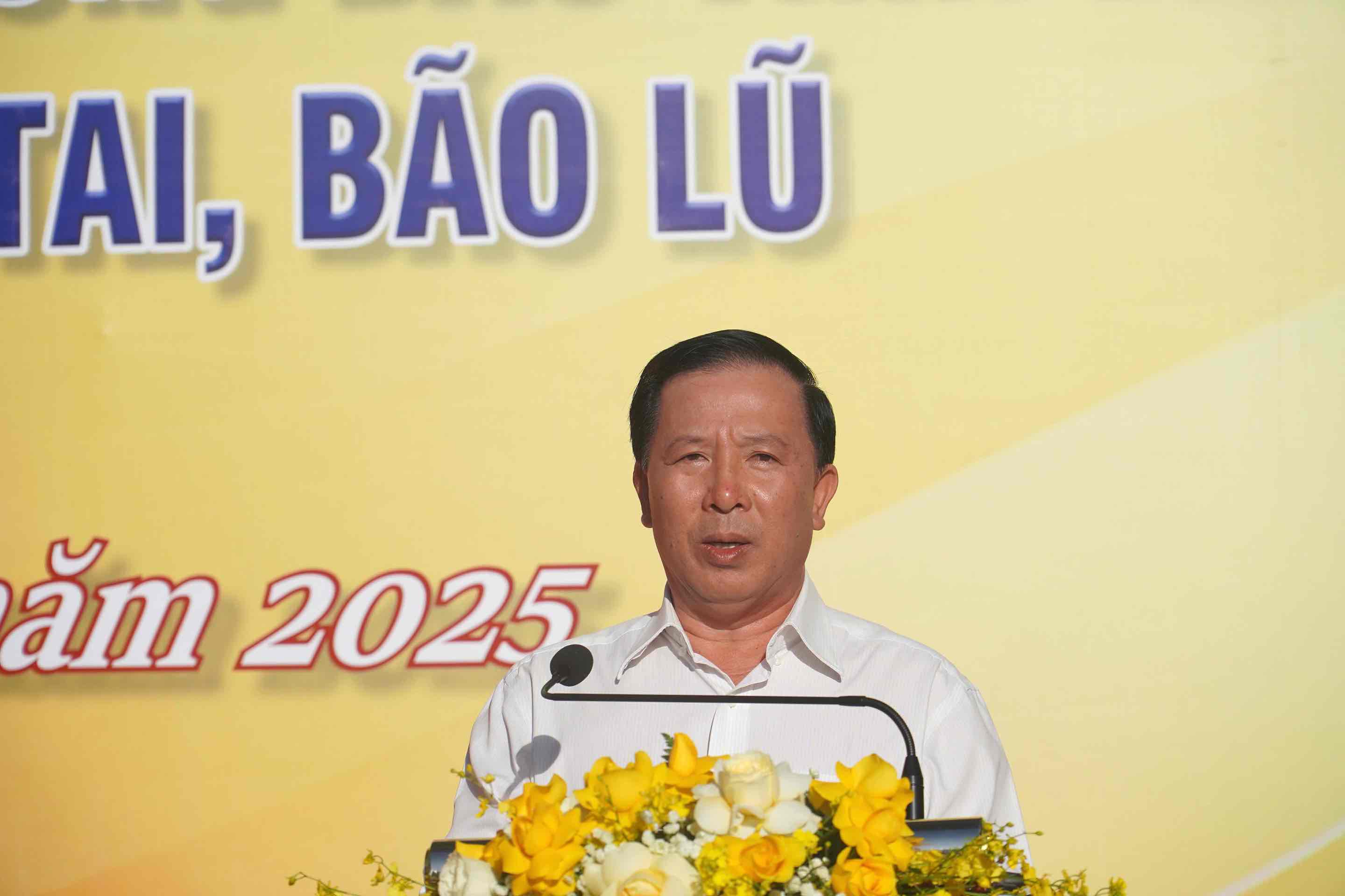 Ong Nguyen Van Ut - Chu tich UBND tinh Dong Nai phat bieu tai buoi le ra quan doan cong tac tang cuong ho tro dong bao tinh Dak Lak khac phuc hau qua thien tai, bao lu. Anh: HAC