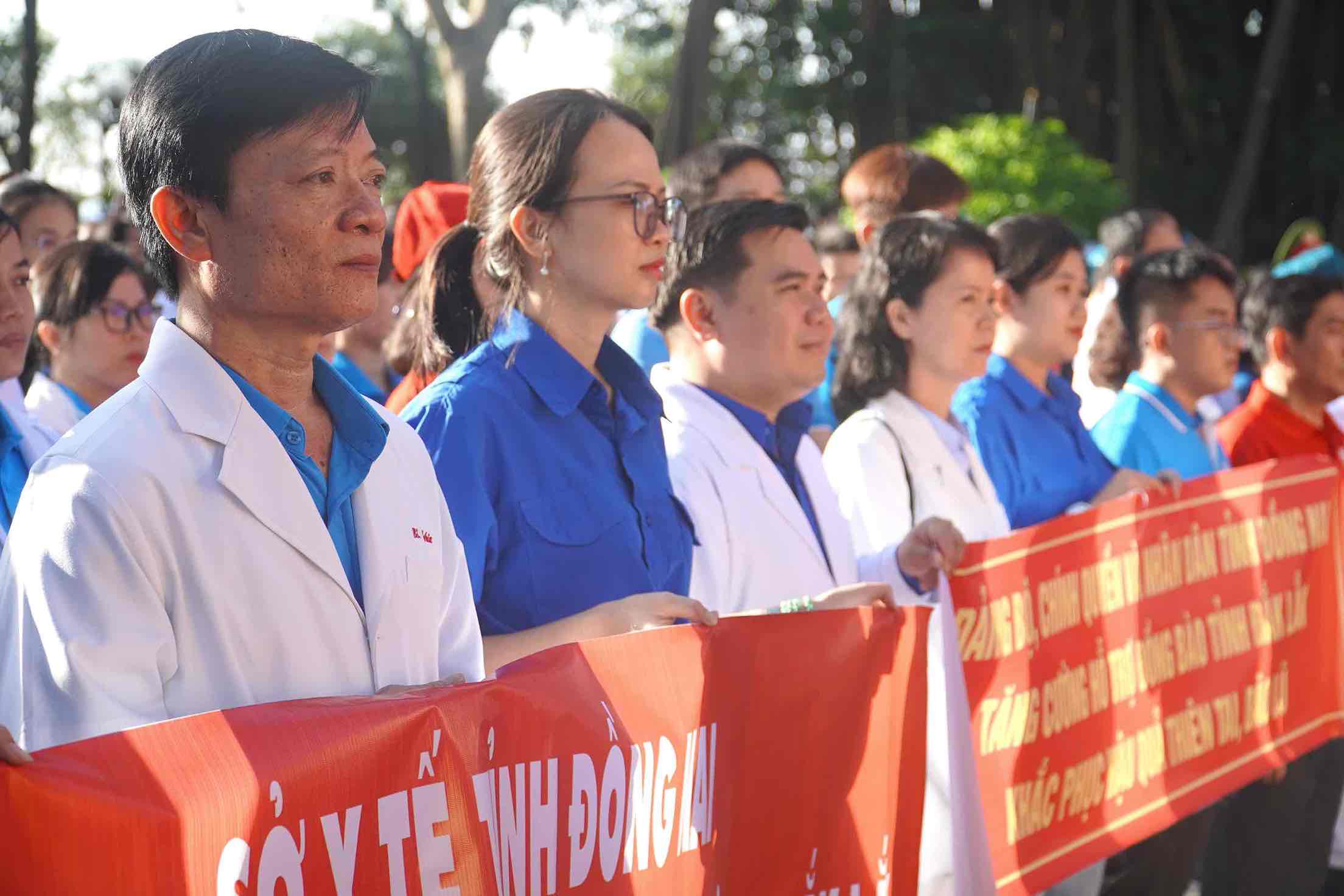 Doctors, nurses, and medical staff of Dong Nai are preparing to go out to support Dak Lak province in overcoming the consequences of storms and floods. Photo: HAC