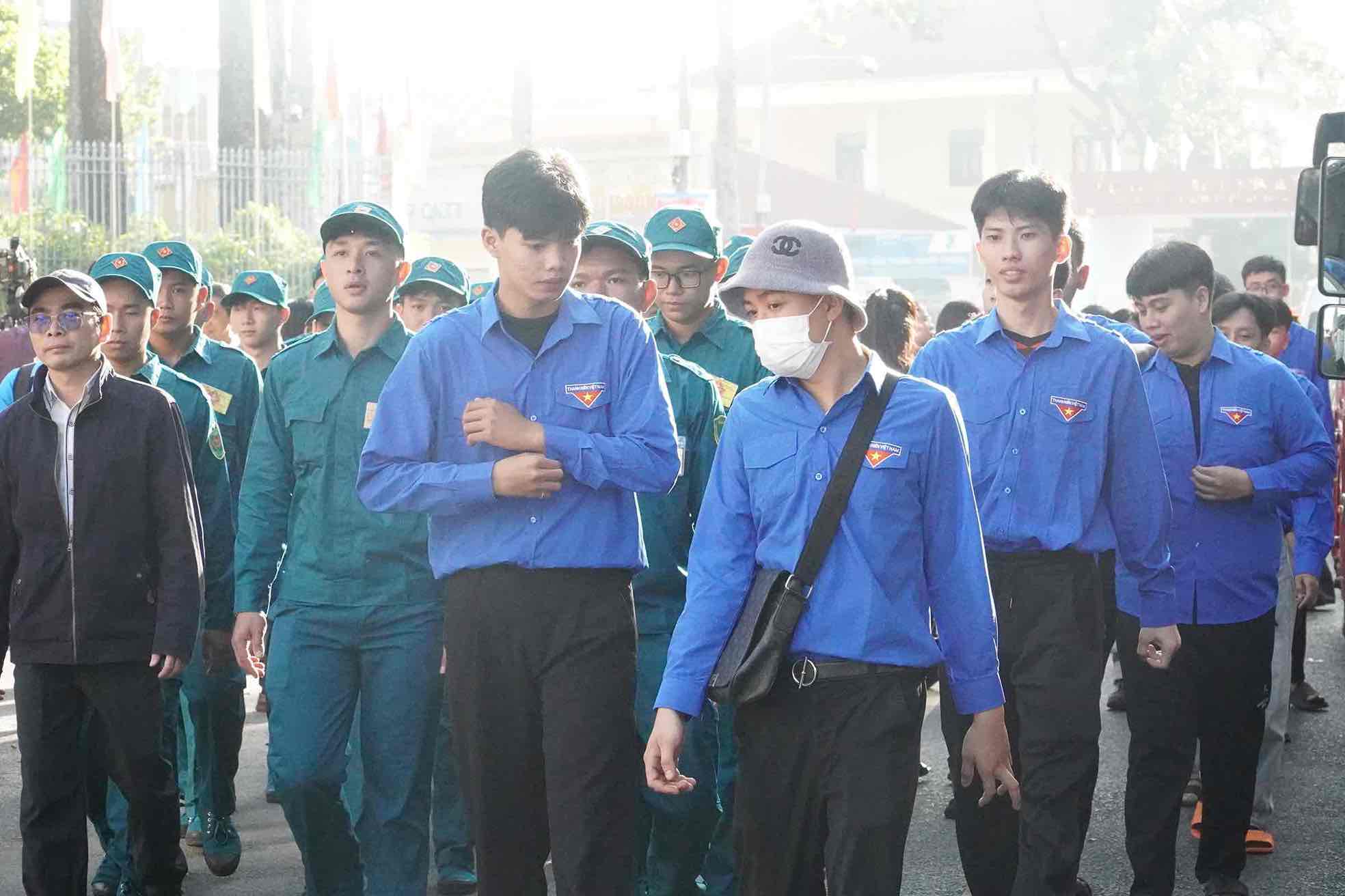 Luc luong tinh nguyen len duong toi tinh Dak Lak ho tro. Anh: HAC