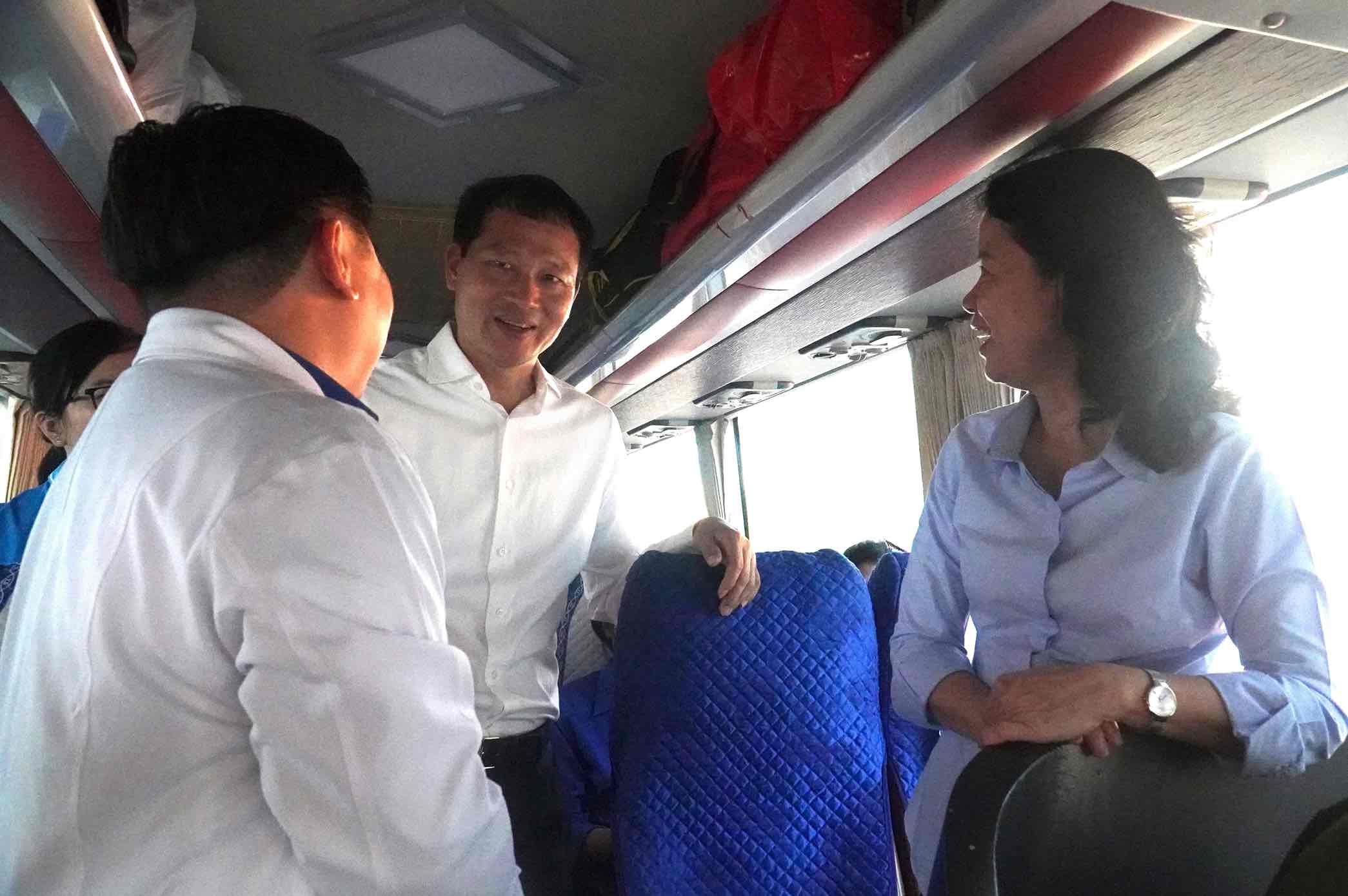 Ong Vu Hong Van, Bi thu Tinh uy Dong Nai, Truong Doan Dai bieu Quoc hoi tinh dong vien doan cong tac tang cuong ho tro dong bao tinh Dak Lak khac phuc hau qua bao lu. Anh: HAC