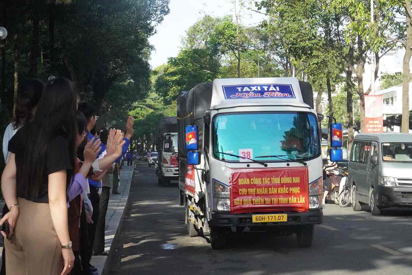 Doan cong tac len duong ho tro nhan dan tinh Dak Lak khac phuc hau qua bao lu. Anh: HAC