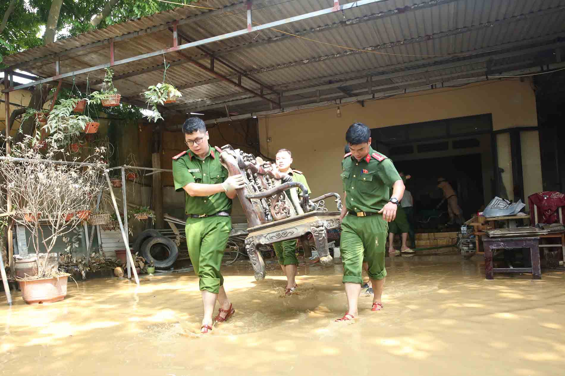 시 공안 소속 읍급 공안 소속 장교 및 하사관 11 000명 이상이 월 1인당 4 960 000동을 지원받았습니다. 사진: 하노이 공안