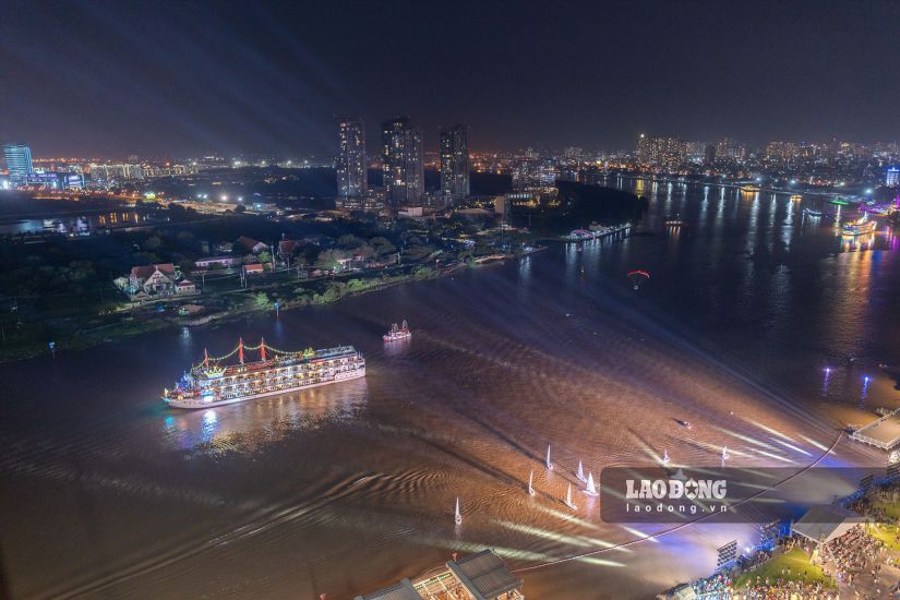 ホーチミン市の夜は川の祭りで輝いています。写真:Nguyen Khanh Vu Khoa