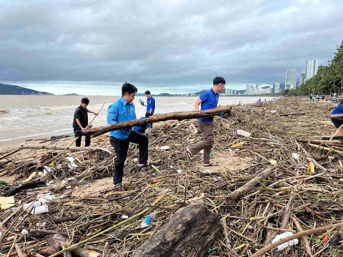 Authorities in Khanh Hoa have announced contacts for relief teams to help people after floods. Photo: Huu Long