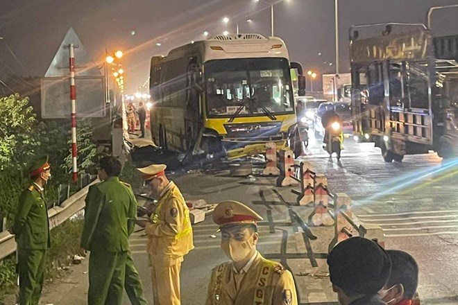 Escena del accidente de trafico en el puente Thanh Tri en la noche del 23 de noviembre. Foto: Nguyen Chanh