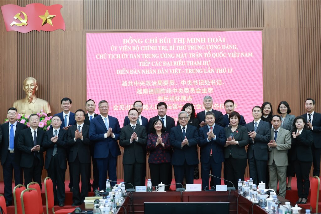 Cac dai bieu chup anh luu niem. Anh: Hai Nguyen