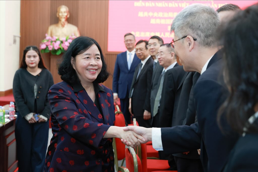 Ba Bui Thi Minh Hoai - Uy vien Bo Chinh tri, Bi thu Trung uong Dang, Bi thu Dang uy Mat tran To quoc, cac doan the Trung uong, Chu tich Uy ban Trung uong Mat tran To quoc Viet Nam chao don cac dai bieu. Anh: Hai Nguyen