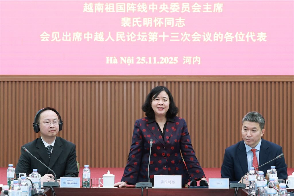 La Sra. Bui Thi Minh Hoai - Miembro del Buro Politico Secretaria del Comite Central del Partido Secretaria del Comite del Partido del Frente de la Patria de las Federaciones Centrales Presidente del Comite Central del Frente de la Patria de Vietnam habla en la recepcion. Foto: Hai Nguyen