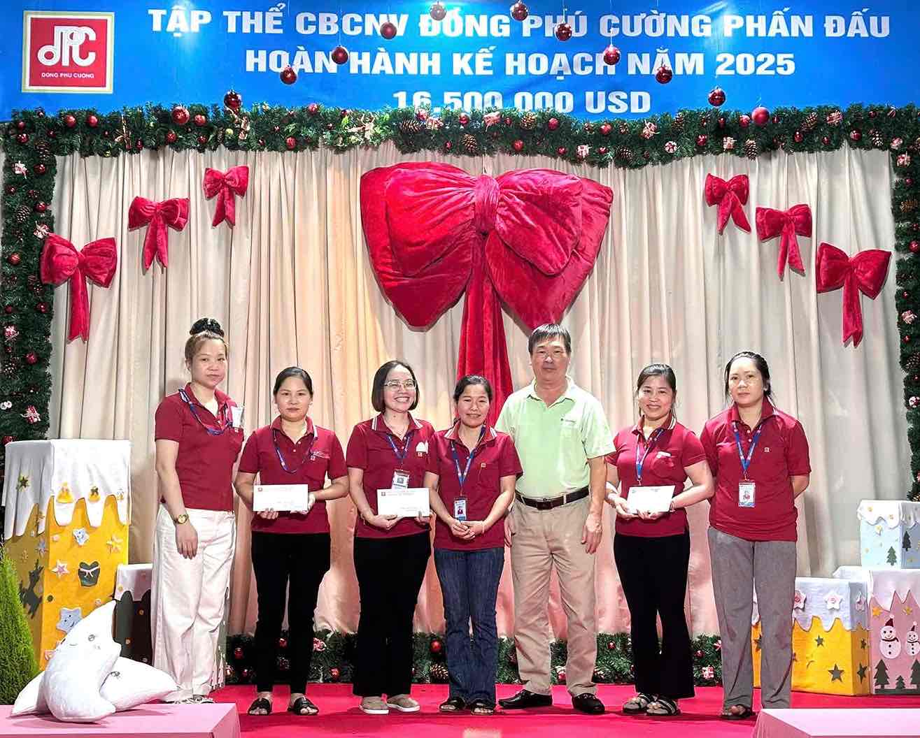 Representatives of the Company's Board of Directors awarded collectives and individuals with quickly transformed and innovative employees with improvement ideas. Photo: Dong Phu Cuong Company