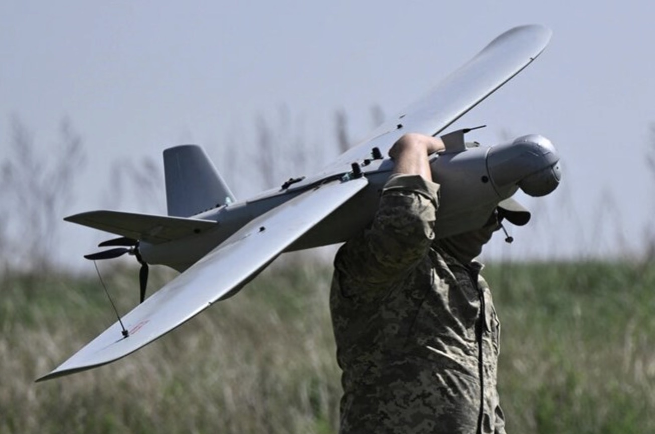 Ukrainian soldiers brought drones to attack. Photo: AFP