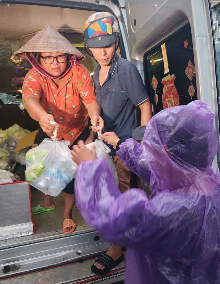 De nombreuses équipes de volontaires de tout le Centre participent activement à l'aide aux populations des zones inondées. Photo : Hữu Long