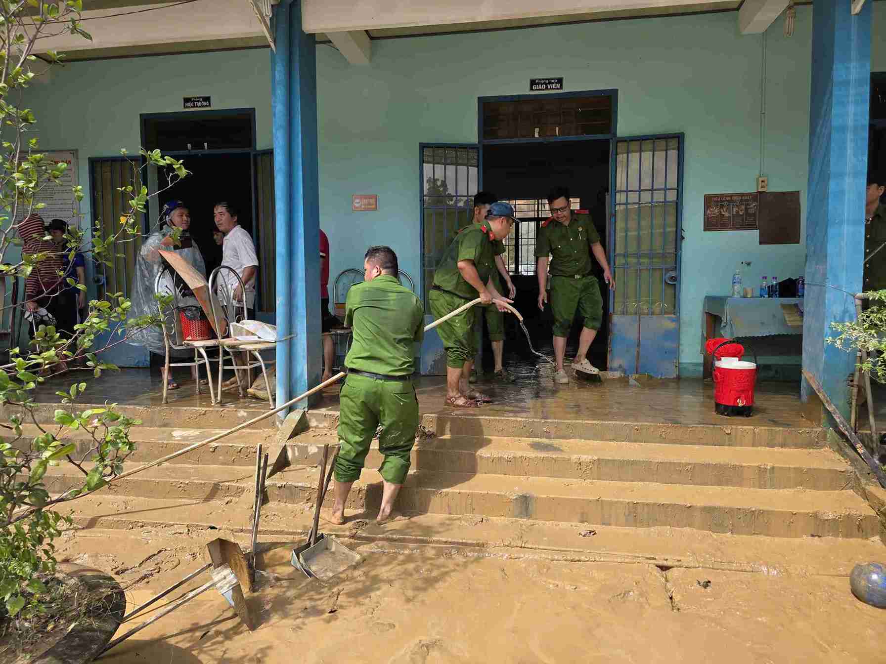Luc luong cong an duoc tang cuong den cac truong hop o khu vuc Nha Trang don dep sau khi nuoc lu rut. Anh: Huu Long