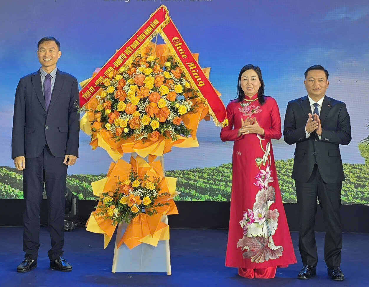 Lanh dao tinh Ninh Binh tang hoa chuc mung le khanh thanh. Anh: Dieu Anh