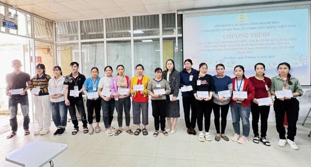 Miembros del sindicato y trabajadores reciben apoyo de fondos de la Confederacion General del Trabajo de Vietnam. Foto: Sindicato de Thanh Hoa