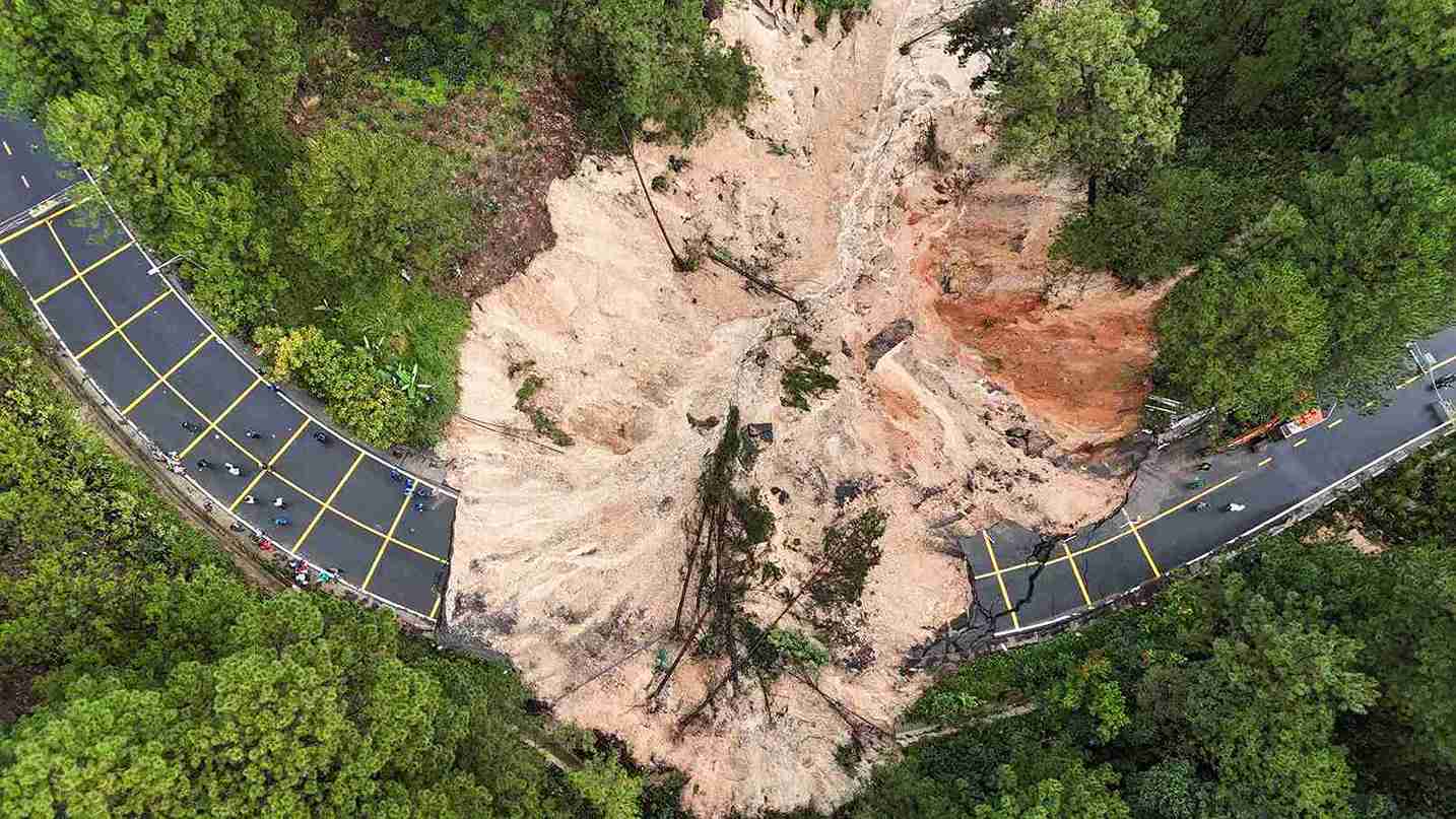 The landslide broke the Mimosa Pass - the gateway to Da Lat, Lam Dong on National Highway 20. Photo: Phuc Khanh.