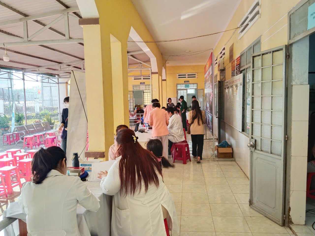 Tram Y te xa Buon Don to chuc kham chua benh cho nguoi dan tren dia ban. Anh: Bao Lam