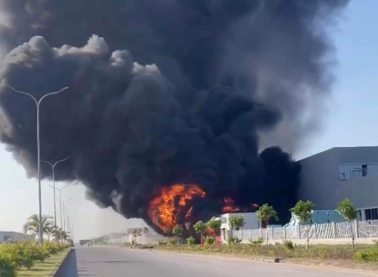 The Nam Dinh Vu Industrial Park Fire Prevention and Fighting Team promptly extinguished the fire. Photo: Hai Phong City Police