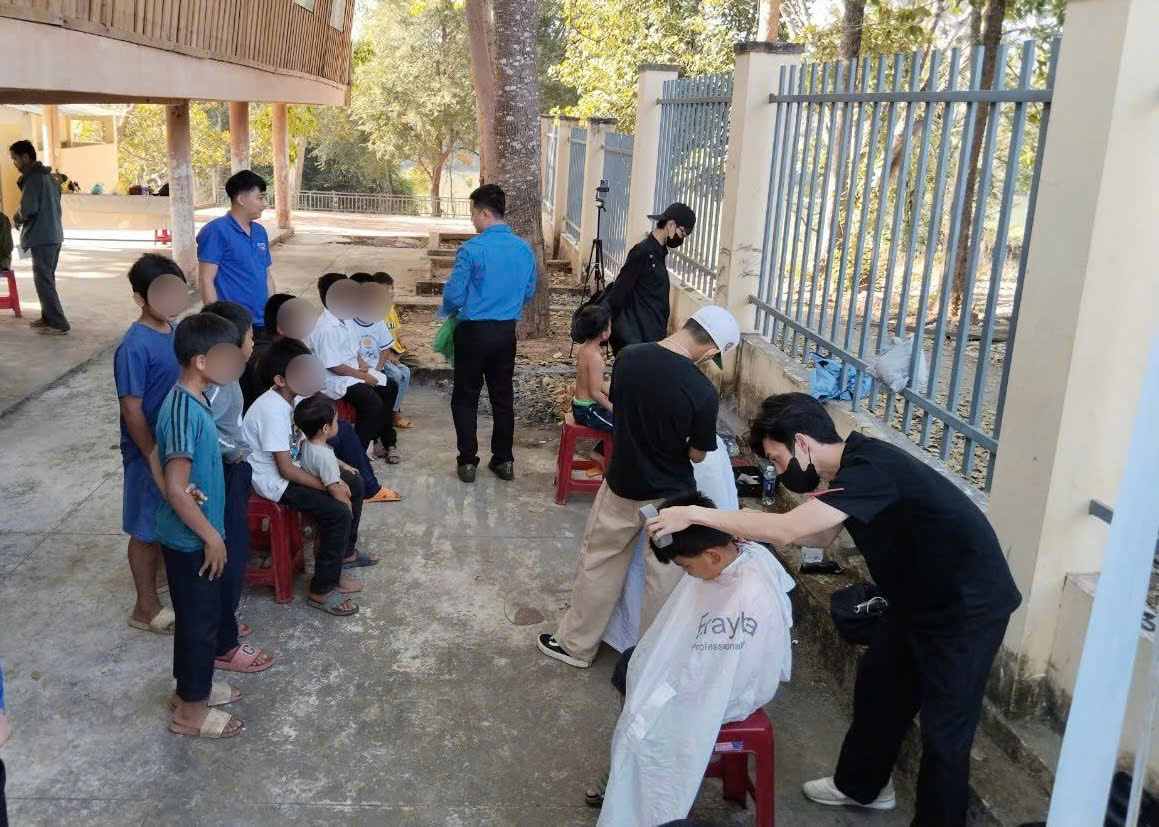 Tre em o dia ban xa Buon Don da va dang phat trien toan dien ve mat the chat. Anh: Bao Lam