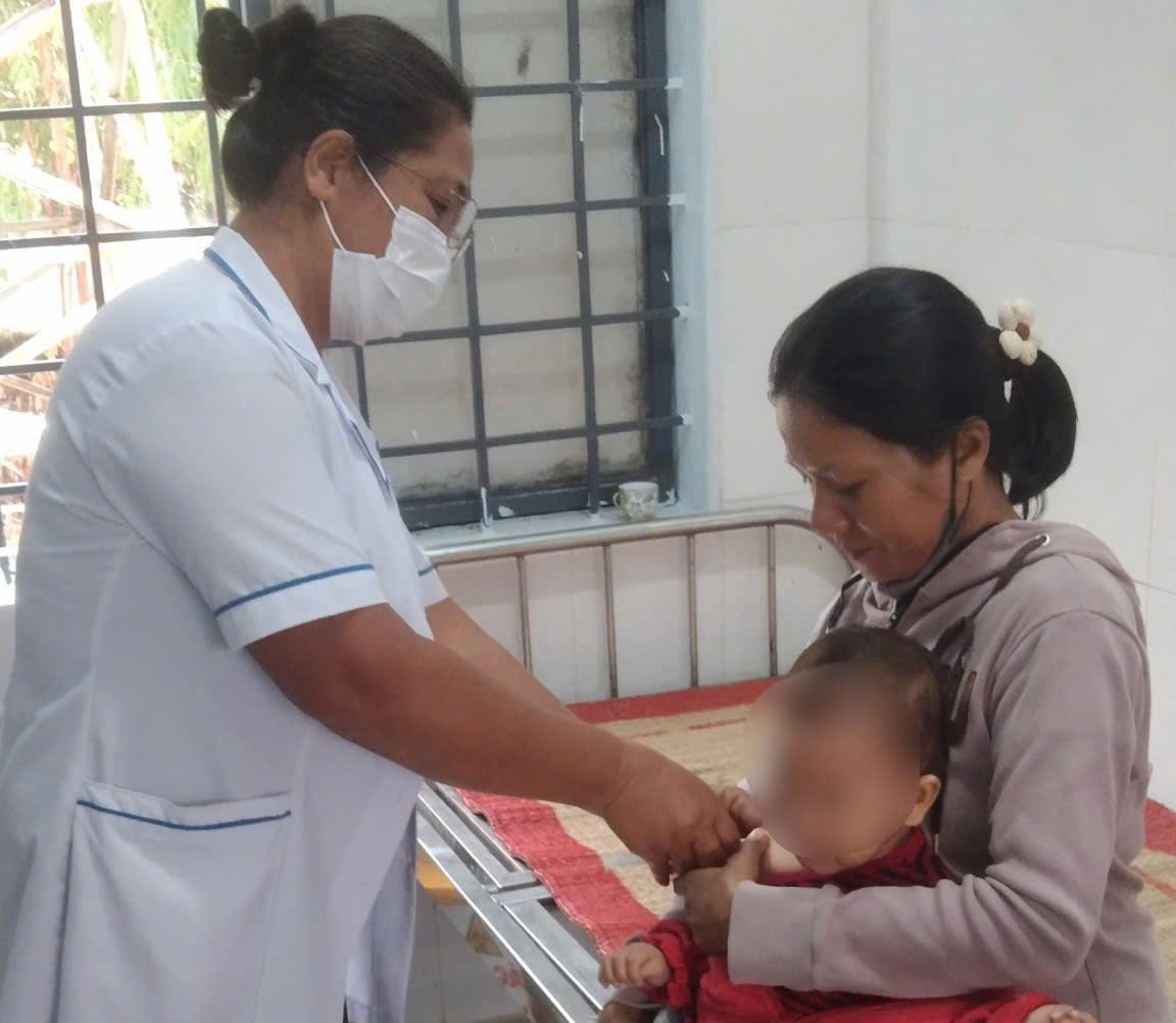 Les enfants de la commune Buon Don (province de Dak Lak) sont vaccinés régulièrement. Photo de : Bao Lam