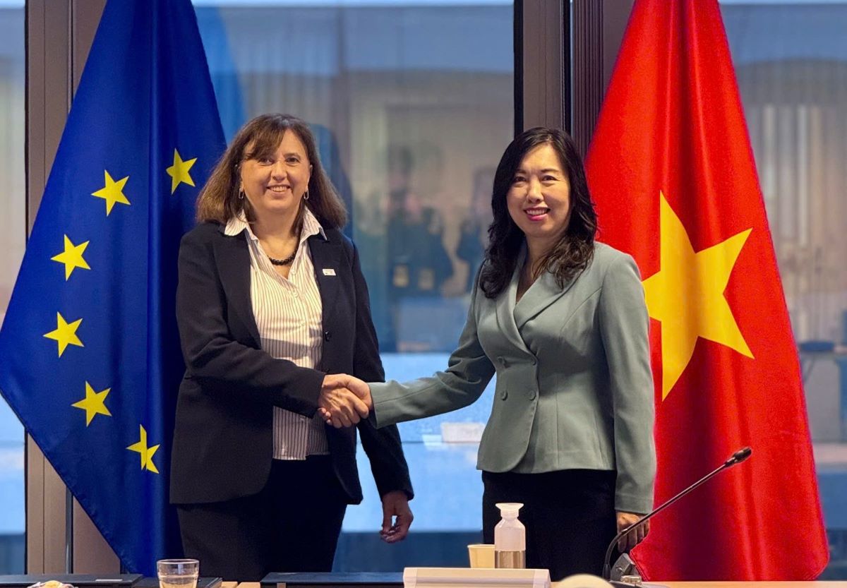 Ms. Paola Pampaloni (left) informed Deputy Minister Le Thi Thu Hang about the EU's support for Vietnam with 850,000 euros to overcome the consequences of storms and floods. Photo: Ministry of Foreign Affairs