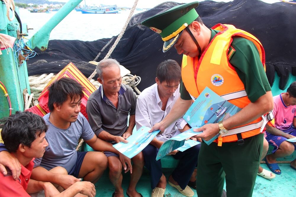 Los pescadores de la zona maritima de Phu Quoc se comprometen a eliminar resueltamente la tarjeta amarilla IUU