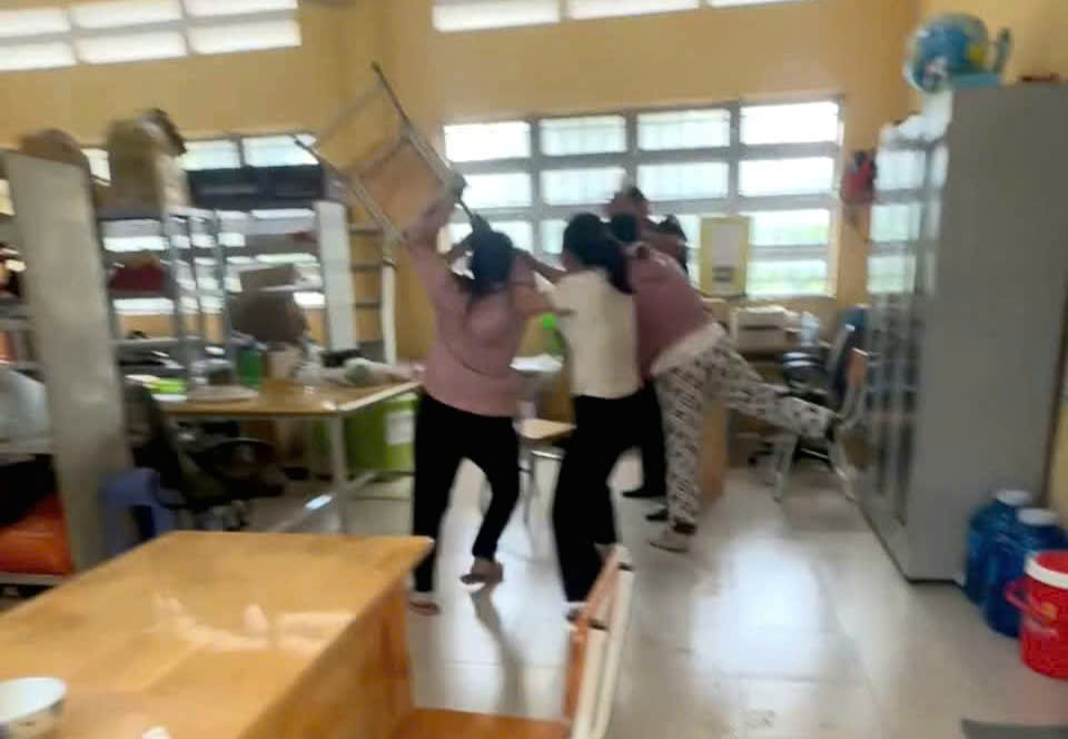 The scene of a teacher in Tay Ninh being beaten by parents for texting a female student too intimately. Photo: Cut from clip