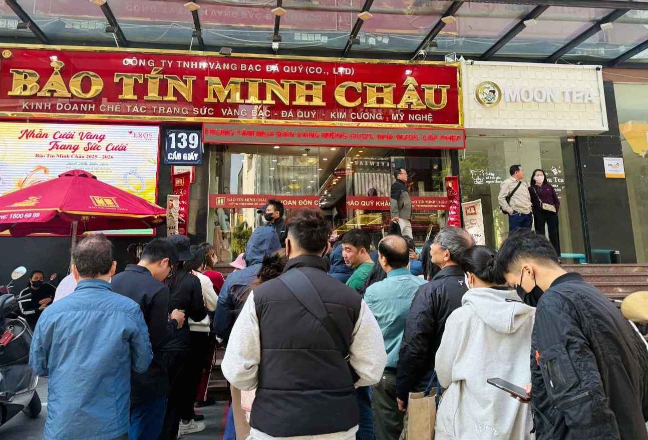 Sang 25.11, nhieu nguoi xep hang o mot cua hang vang bac da quy tai Ha Noi de mua vang nhan. Anh: Phuong Anh 
