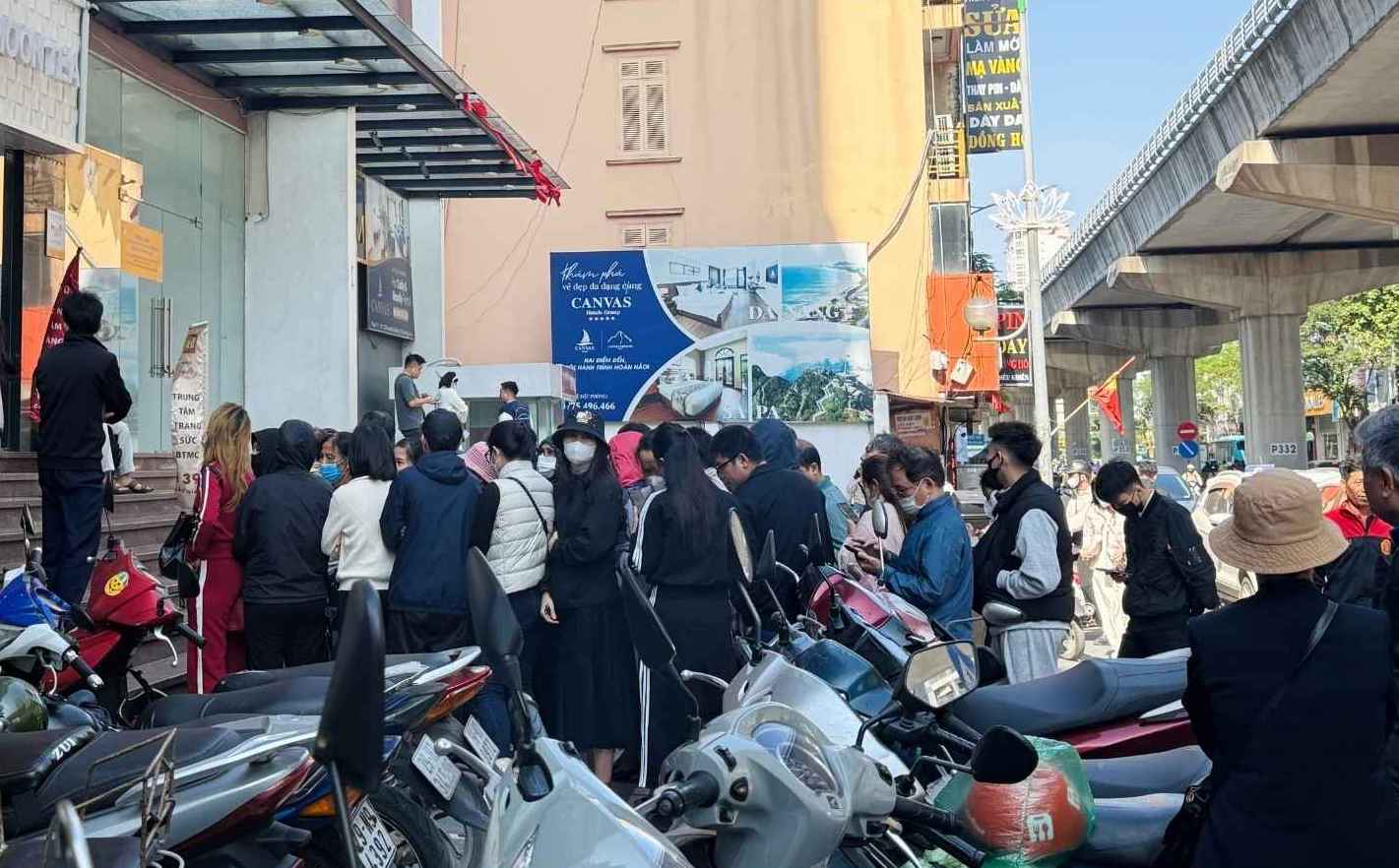 Du gia lien tuc bien dong, vang nhan van thu hut nhieu nguoi san mua. Anh: Phuong Anh 