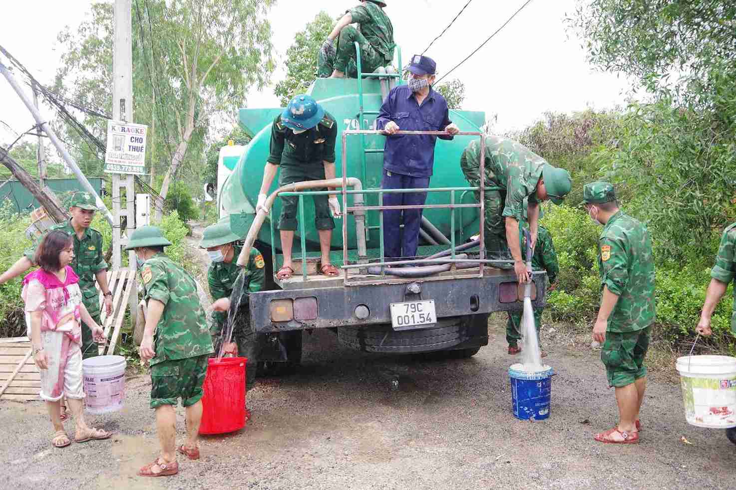 Las tropas transportan agua potable para apoyar a la poblacion de la zona de Nha Trang. Foto: Guardia Fronteriza de Khanh Hoa