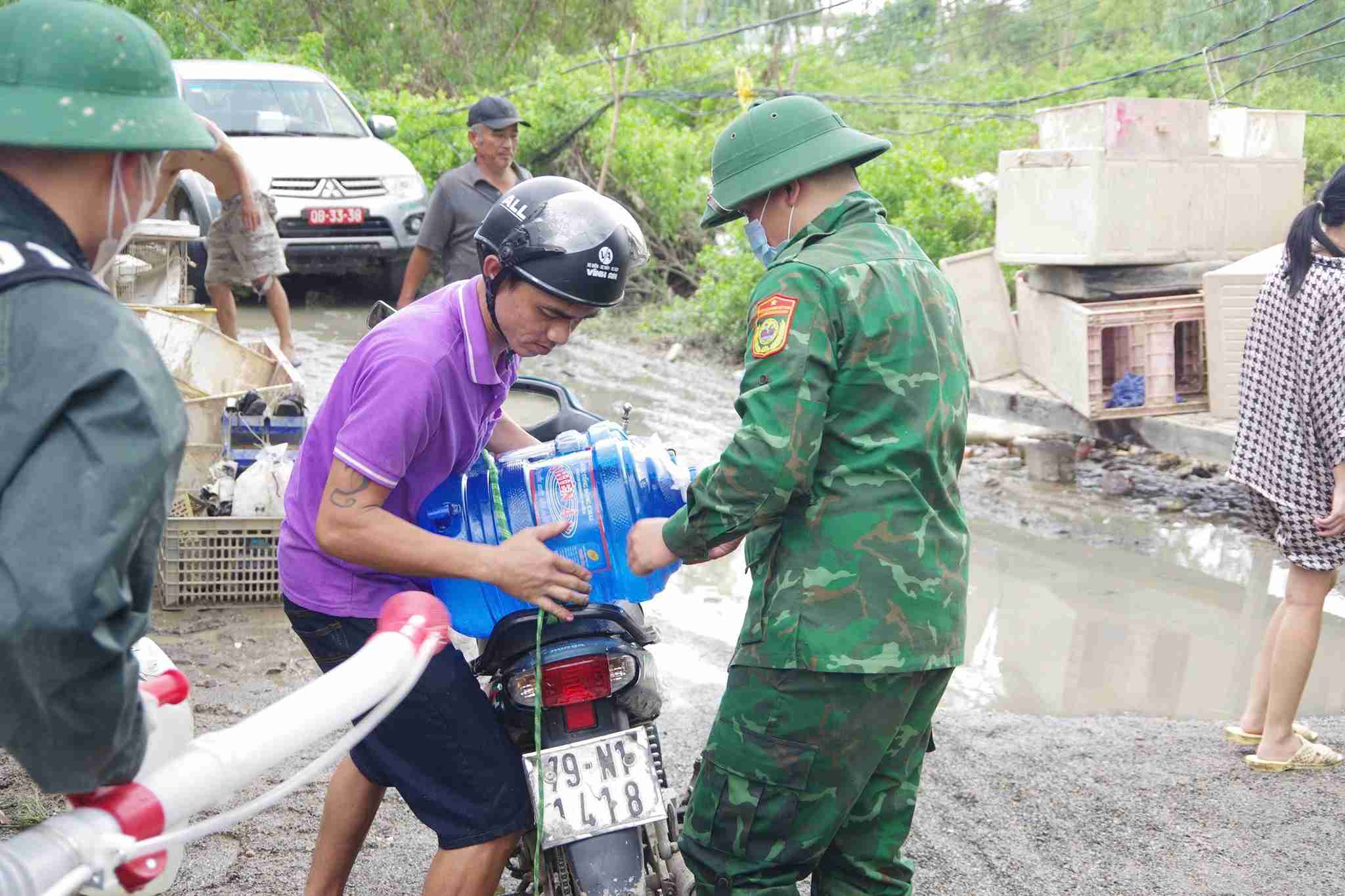 Nguoi dan duoc ho tro nuoc ngot phuc vu sinh hoat hang ngay. Anh: Bien phong Khanh Hoa
